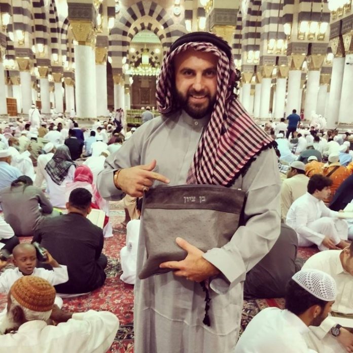 Israeli blogger sparks outrage after posing for picture at holy saudi mosque